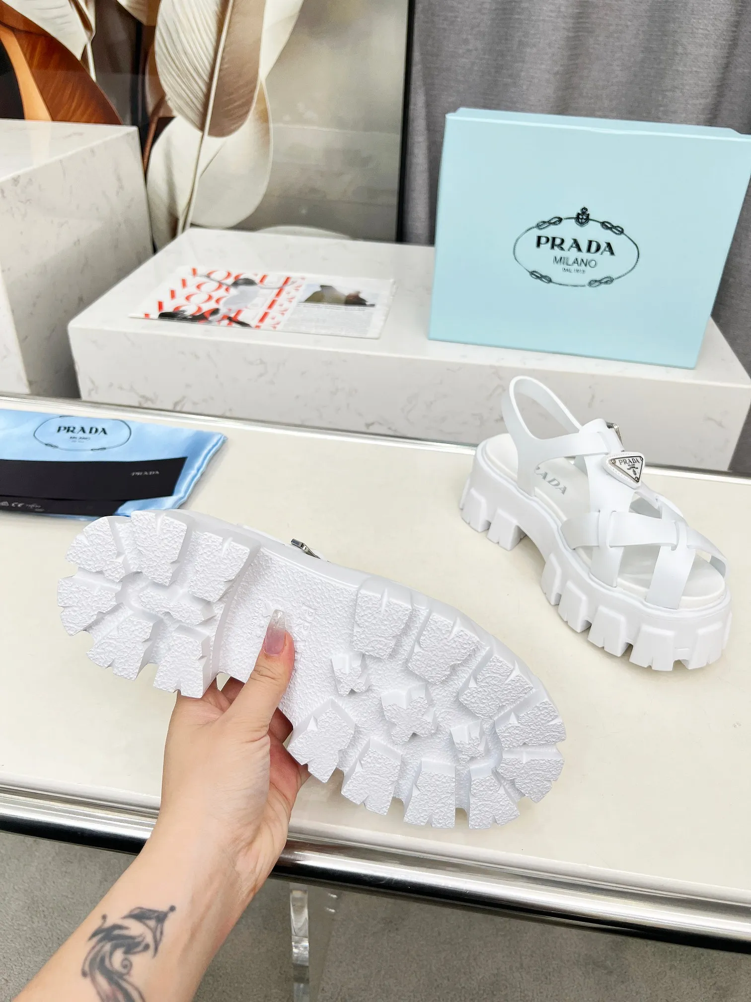 👟👟Ex-factory price 460👟👟 prada Roman shoes will definitely make you fall in love with them! The latest spring and summer sawtooth Roman braided thick-soled sandals E64, retro, fashionable and avant-garde gear teeth, 55mm thick-soled soles and uppers, making the whole pair of shoes light and comfortable. Bright colors, a variety of choices to satisfy fashionable people of different styles! The iconic metal triangle logo is paired with the shape of ancient beach sandals. Every design element is fashionable! Color: black and white Size: 35-41